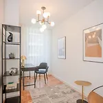 Liiiving In - Design Bright House