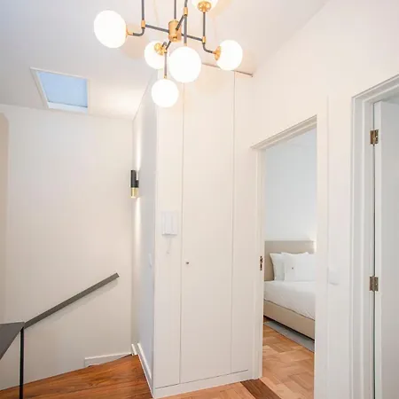 Liiiving In - Design Bright House