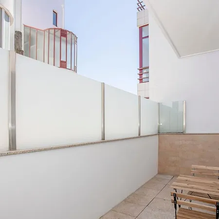 Liiiving In - Design Bright House Порту