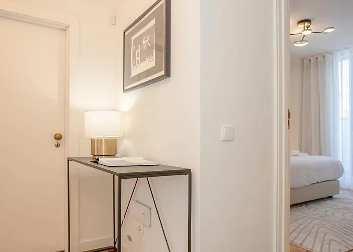 Liiiving In - Design Bright House *