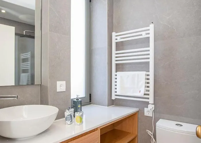 Liiiving In - Design Bright House