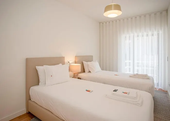 Liiiving In - Design Bright House *