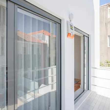 Liiiving In - Design Bright House *